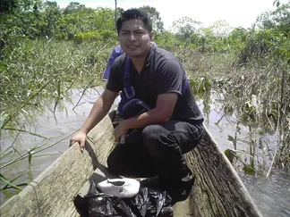 Isaí en una canoa durante su etapa misionera en Sudamérica
