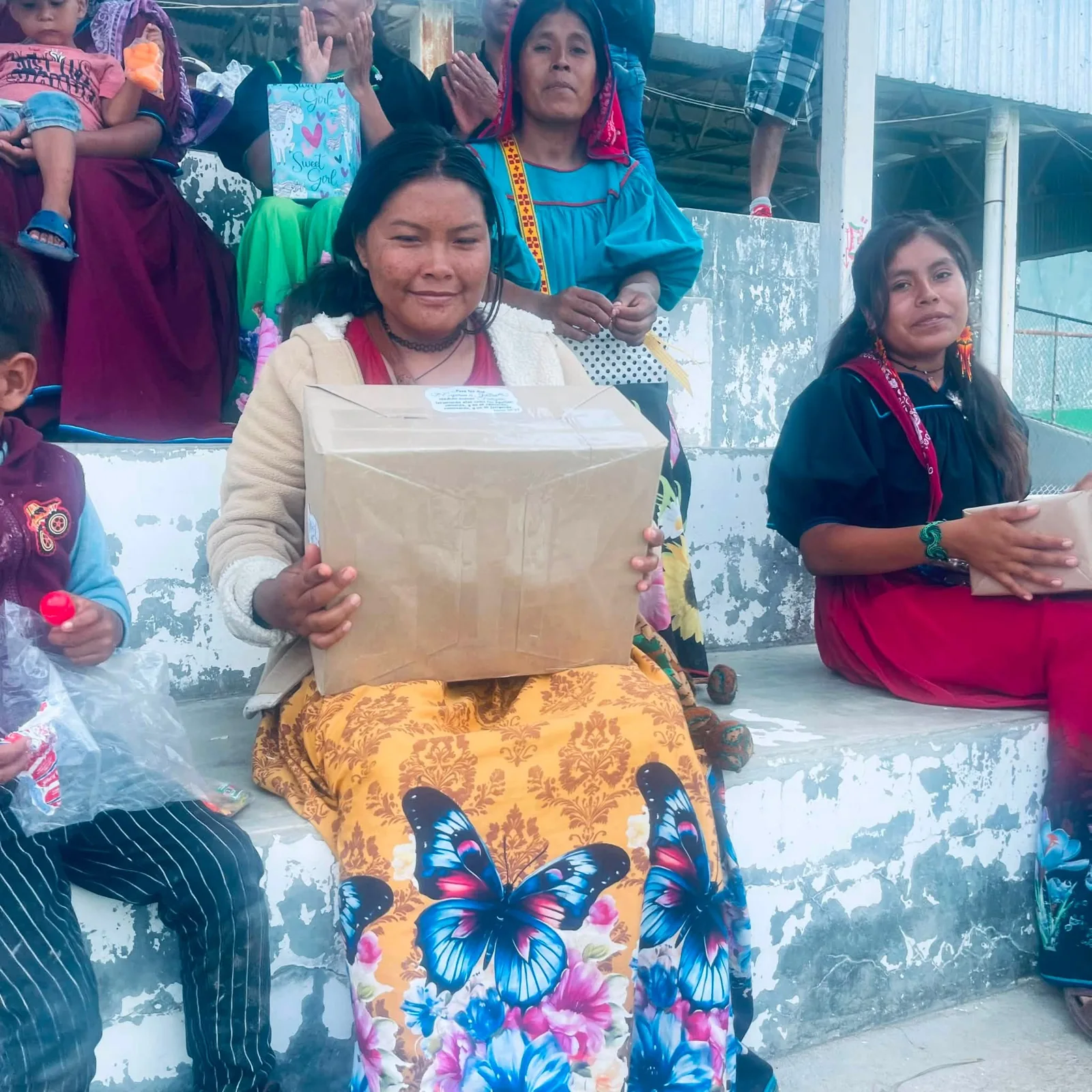 Una mujer sostiene una caja recibida mediante Cajita Maravilla