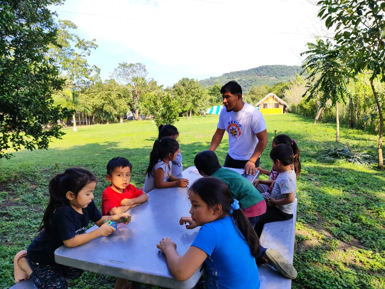 Niños compartiendo una comida alrededor de una mesa