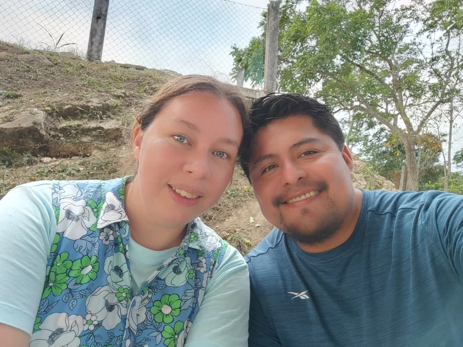Mónica e Isaí juntos al aire libre