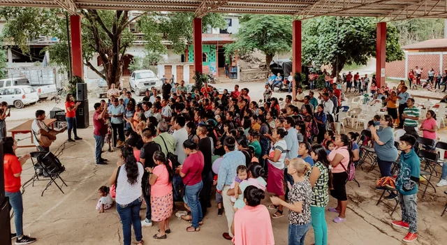 Comunidad reunida bajo un techo de palma