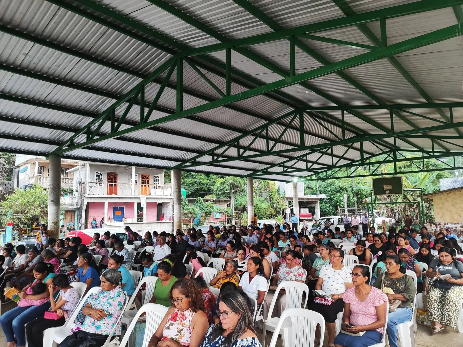 Mujeres sentadas durante el encuentro Brillo Real en la Huasteca